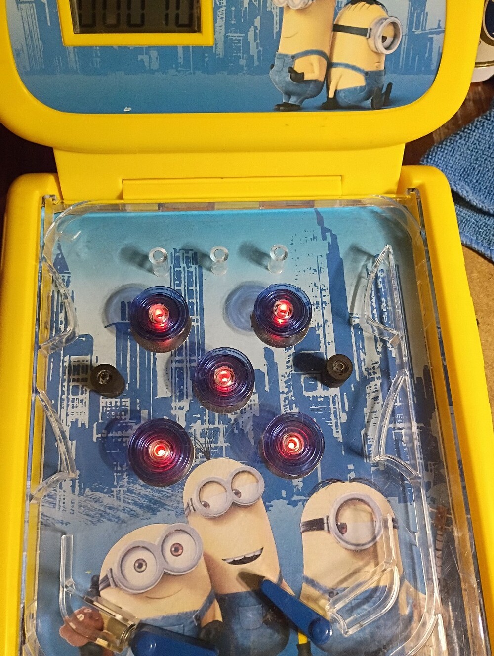 Minions Tabletop Pinball Game Yellow Le Buddies Illumination Entertainment . - Picture 7 of 8
